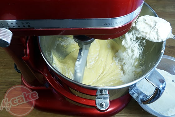 Chiffon Cake - Ajouter la farine/levure/sel