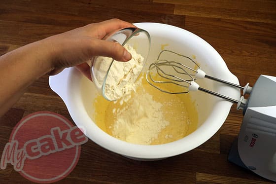 Gâteau Magique - Ajouter la farine