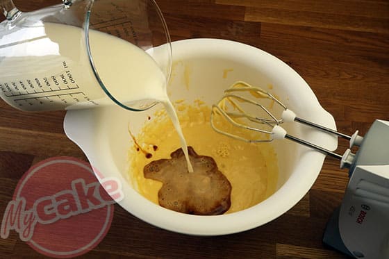 Gâteau Magique - Ajouter le lait