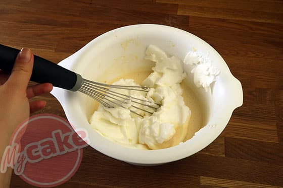 Gâteau Magique - Ajouter les blancs d'oeuf à la première préparation