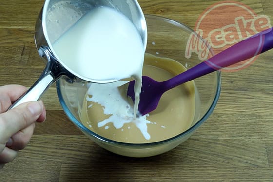Namelaka - Verser un tiers du lait collé