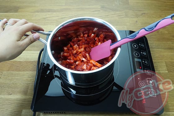 Le Curd Fraise - Mettre les fraises dans une casserole