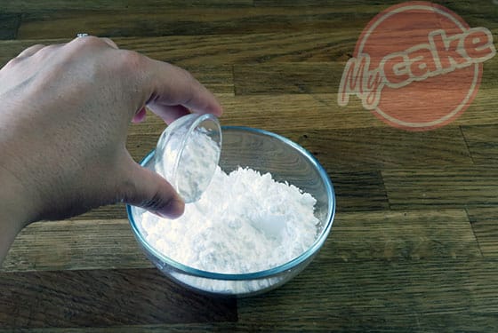 La Pavlova - Mélanger le sucre glace et la fécule de maïs