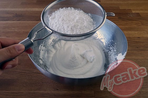 La Pavlova - Ajouter le sucre glace et la fécule de maïs