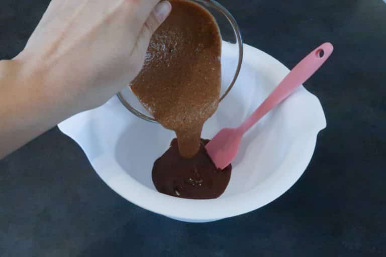 Ajouter le praliné au chocolat fondu
