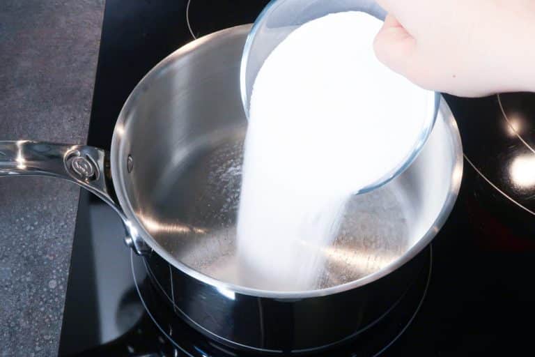Praliné maison - Dans une casserole mettre le sucre en poudre