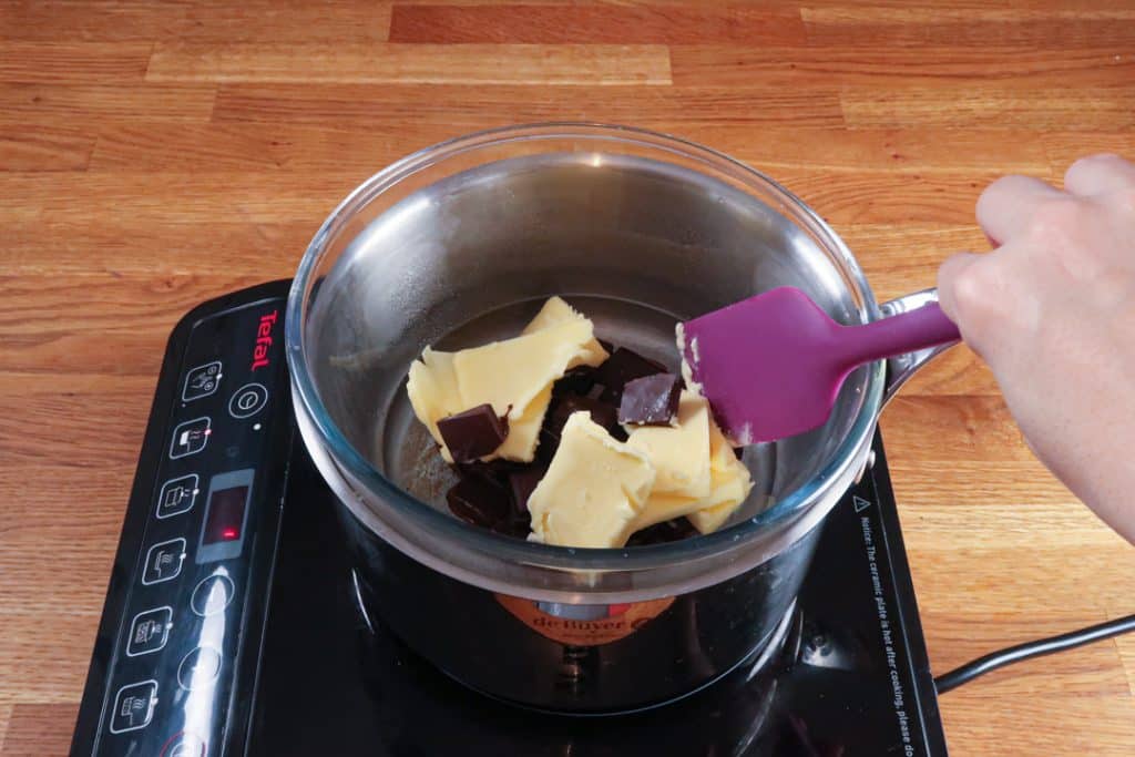 Coeur coulant chocolat - Poser le récipient plus petit sur la casserole d'eau