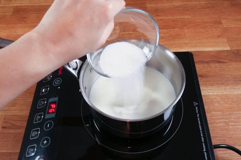 Crème spéculoos - Faire chauffer le lait et le sucre
