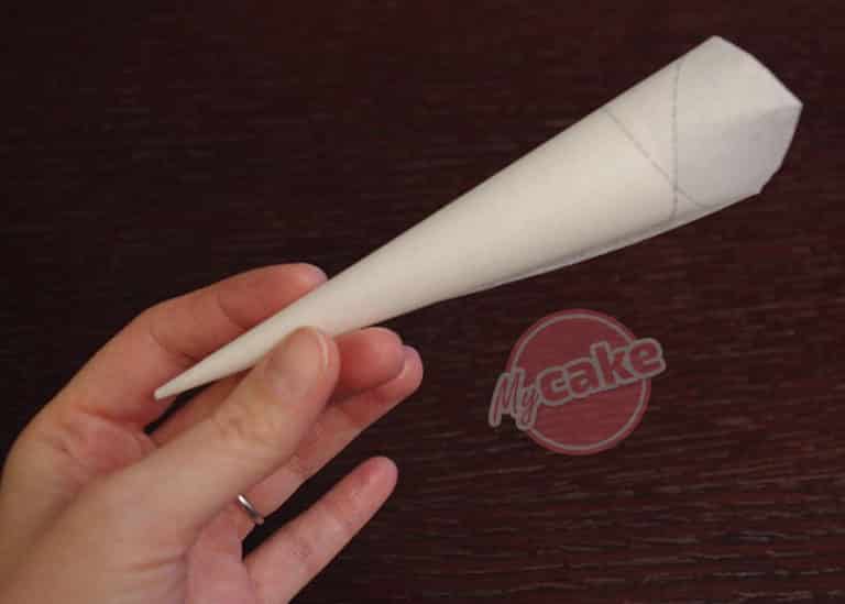 Comment réaliser facilement un cornet de pâtisserie en papier sulfurisé pour décorer et écrire 11
